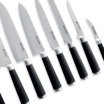 Messer schneidet präzise durch Fleisch, unverzichtbar für jeden Koch.