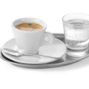 Ein Kaffeetablett mit Tassen und Gebäck wird in einem stilvollen Café serviert