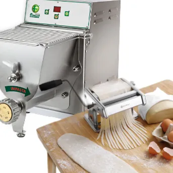 Pastamaschine produziert frische Spaghetti, ideal für italienische Restaurants.