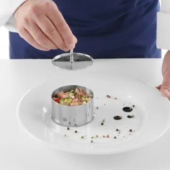 Speiseringe formen Komponenten auf einem Teller, heben das gastronomische Erlebnis hervor.
