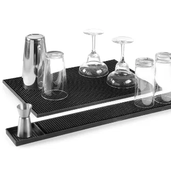 Eine Barmatte von Cooling4U, platziert unter Gläsern und Werkzeugen in einer Bar