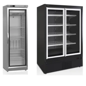 Glastür-Tiefkühlschrank zeigt sortierte gefrorene Waren