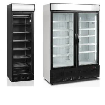 Display-Tiefkühlschrank voll mit gefrorenen Lebensmitteln